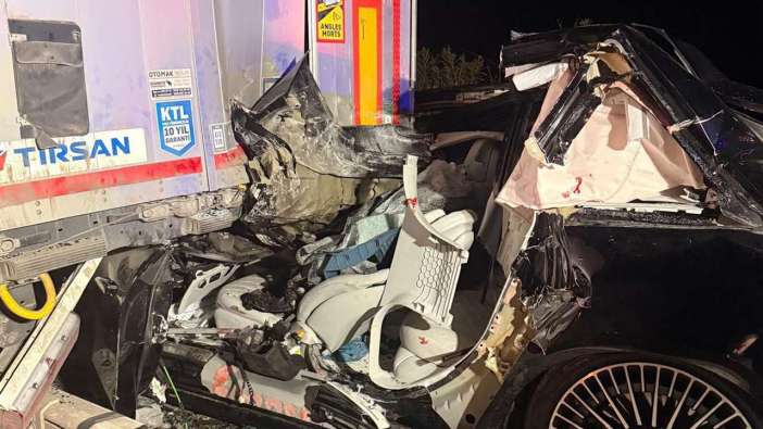 Bölgemizde feci kaza can aldı! Otomobil tıra çarptı