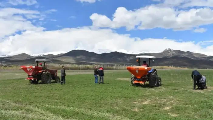 Bayburt’ta 200 dekarlık suni merada gübreleme çalışması tamamlandı