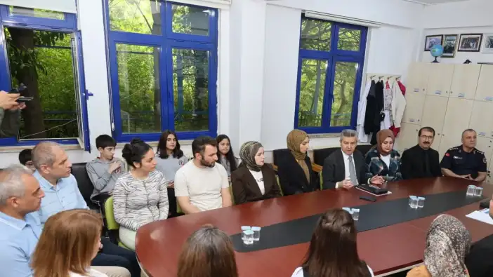 Artvin Valisi Ergün’den okul ziyaretlerinde öğrencilere moral