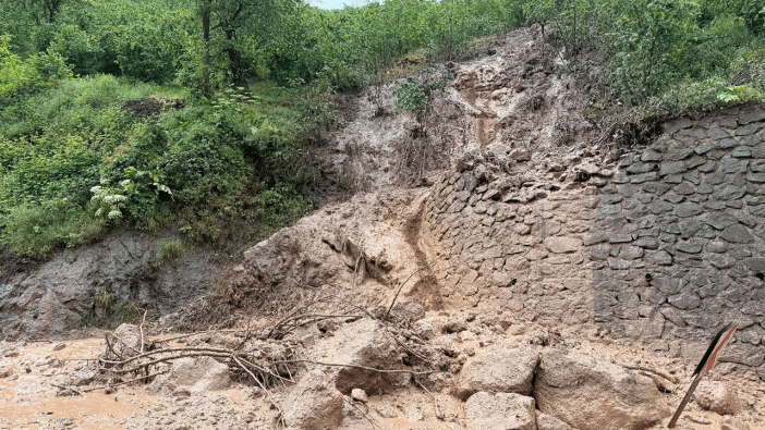 Ordu’da heyelanlar yolları kapattı, ekipler sahada