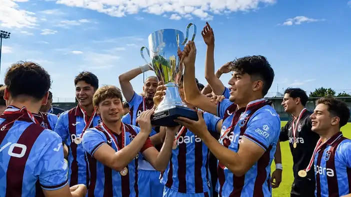 Trabzonspor U19 Takımı şampiyonluk kupasını kaldırdı