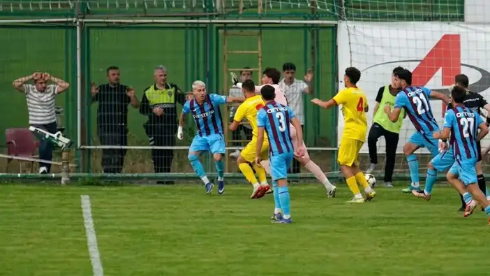 Bordo-mavi forma bu görüntüleri hak etmiyor!