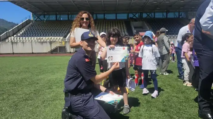 Artvin’de fair-play şöleni! Centilmen sporcular mavi kartla ödüllendirildi