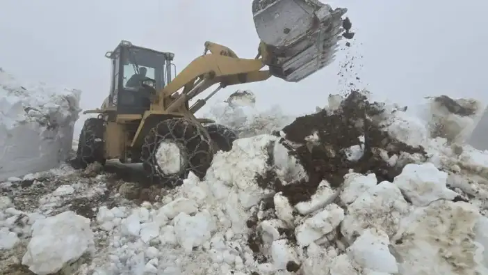 Rize yaylalarında kar mesaisi! 2400 rakımdaki yollar ulaşıma açıldı