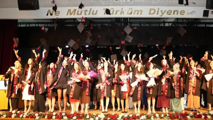 Trabzon Üniversitesi'nde mezuniyet heyecanı! Turizme 68 yeni isim kazandırıldı