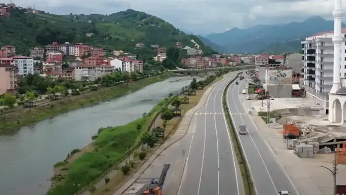 Araklı’da göçük tehlikesi! Vatandaşlar önlem bekliyor