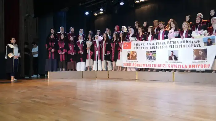 Trabzon Üniversitesi mezuniyetinde duygu dolu Aybüke pankartı