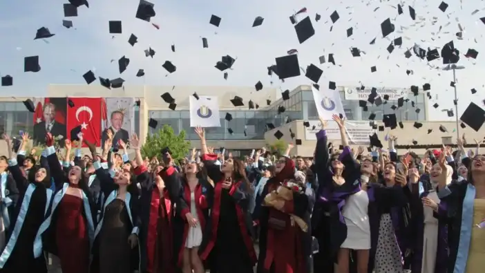 Ordu Üniversitesi’nde mezuniyet coşkusu! 3 bin 200 öğrenci kep attı