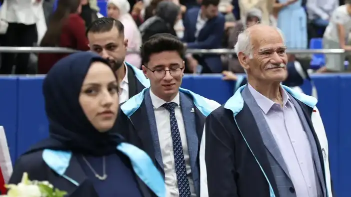 75 yaşında üniversite mezunu oldu! Hayalini gerçekleştirdi