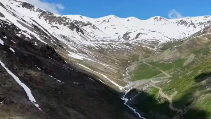 Kaçkar Dağları’nda kar ve bahar aynı karede