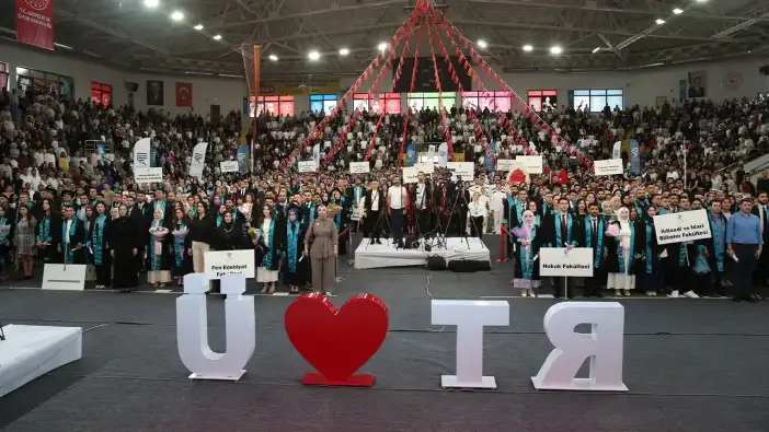 RTEÜ'de mezuniyet coşkusu! Binlerce öğrenci kep attı