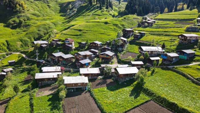 Artvin'in saklı cenneti Maden köyü büyülüyor! Ahşap evleriyle görenleri kendine hayran bırakıyor