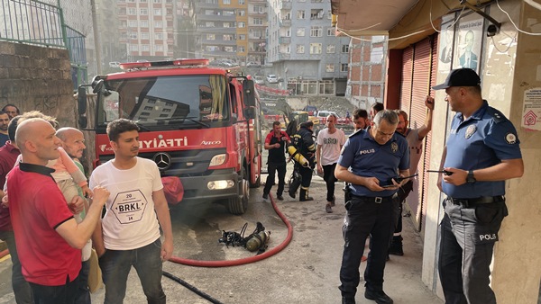 Rize'de korkutan yangın! 4 kişi mahsur kaldı
