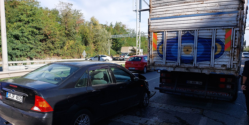 Sağlık çalışanlarının bulunduğu otomobil kamyonla çarpıştı: 2'si hemşire 3 yaralı