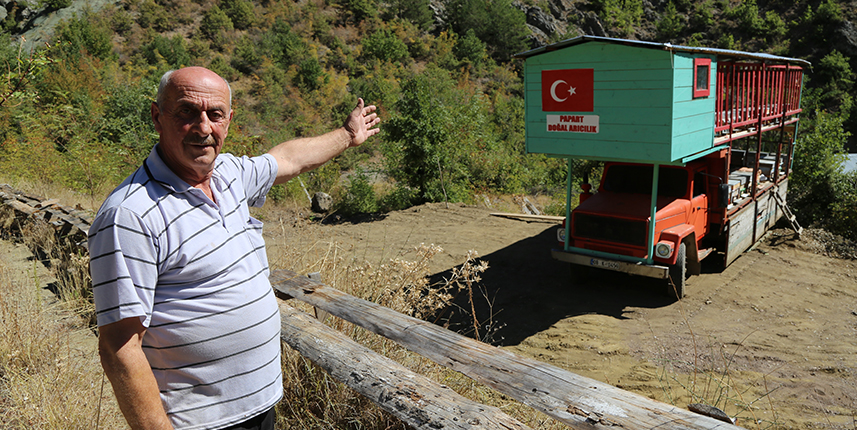 Emektar kamyonuyla 'mobil arıcılık' yapıyor