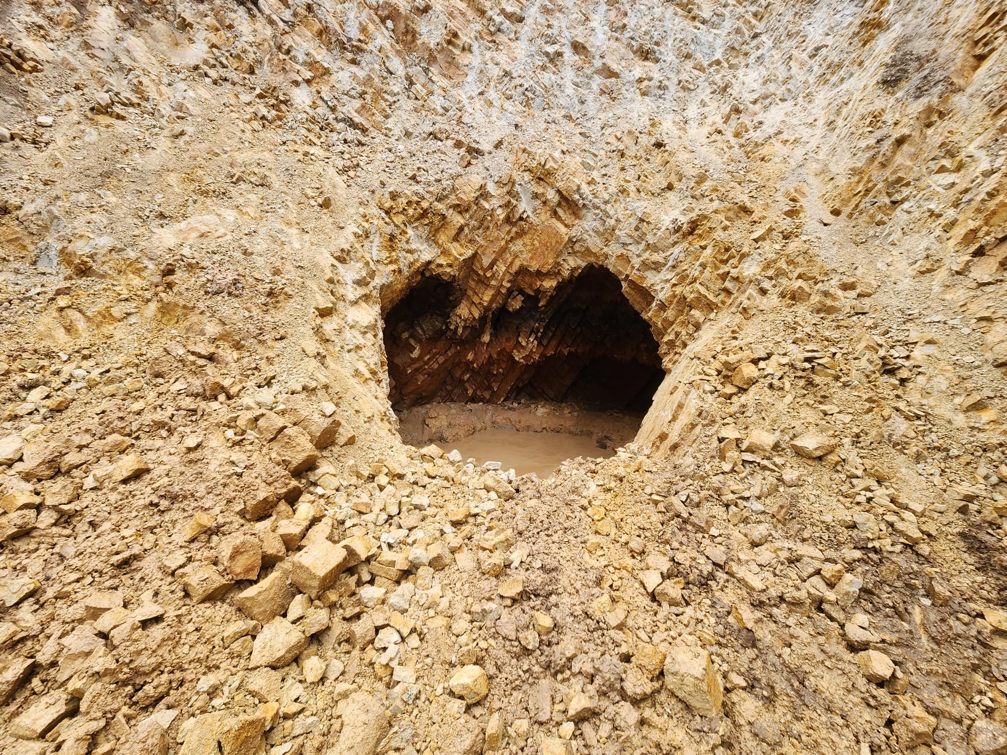 Ordu'da yol çalışmasında mağara girişi bulundu