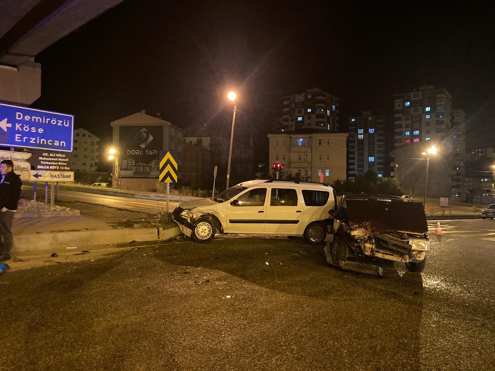 Bayburt'ta iki otomobil birbirine girdi! 2 yaralı