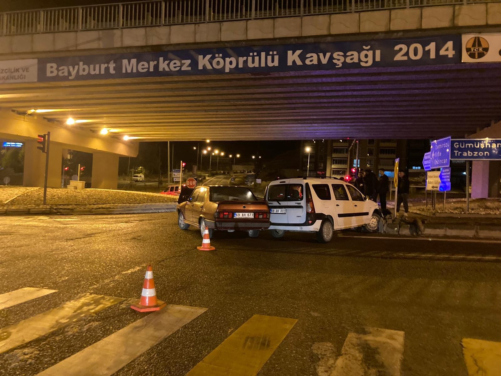 Bayburt'ta iki otomobil birbirine girdi! 2 yaralı