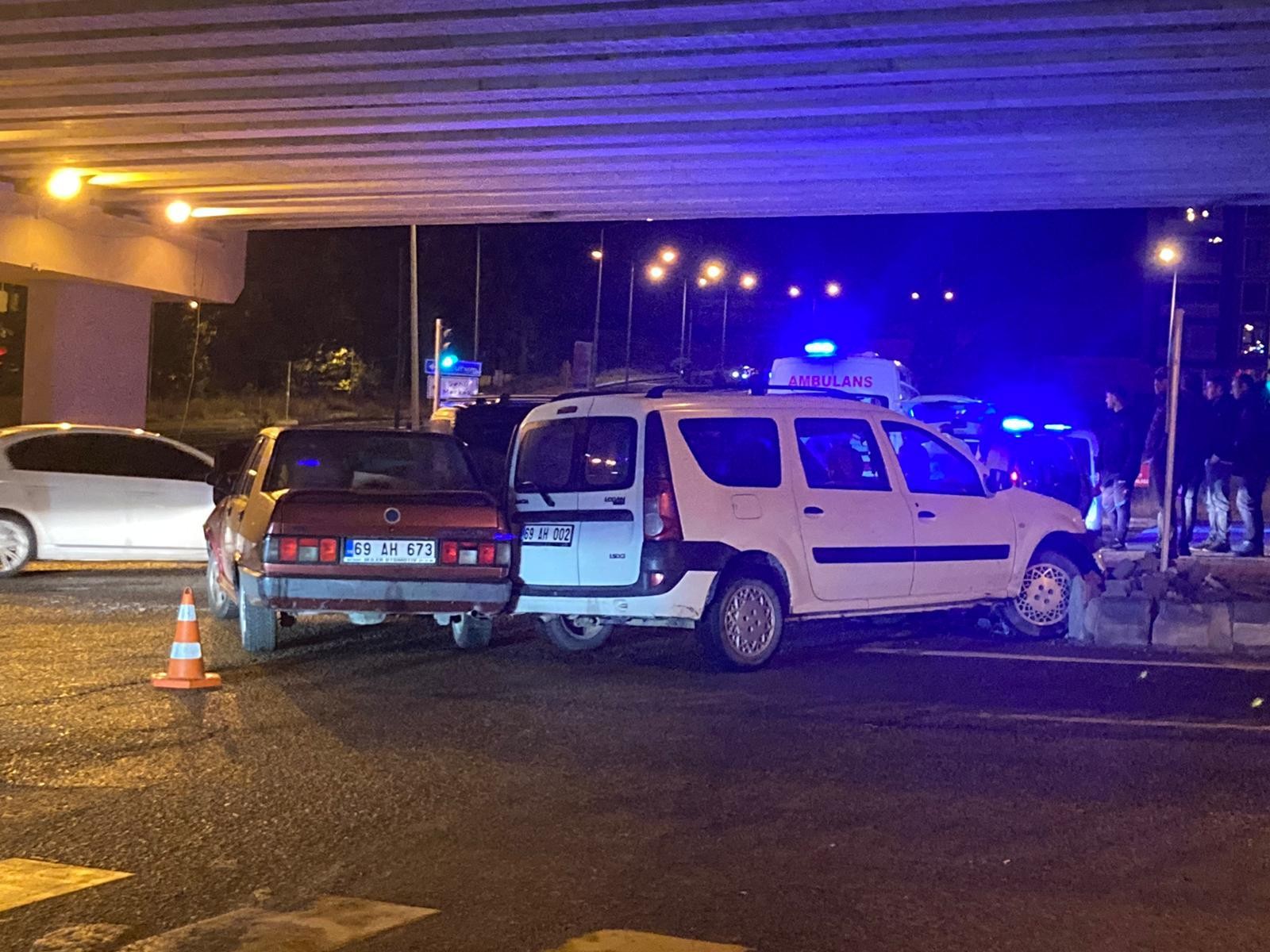 Bayburt'ta iki otomobil birbirine girdi! 2 yaralı