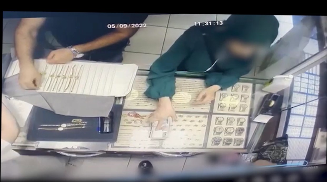 Trabzon'da çaldığı ziynet eşyalarını satarken yakalandı