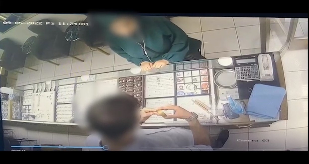 Trabzon'da çaldığı ziynet eşyalarını satarken yakalandı