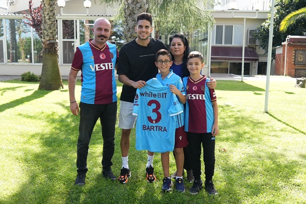 Bartra küçük taraftarı buldu! Forma hediye etti