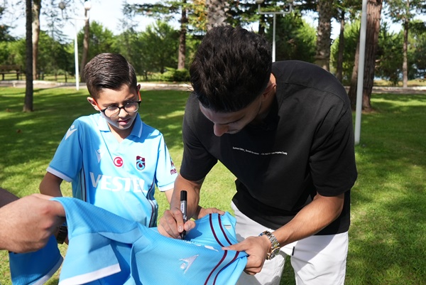 Bartra küçük taraftarı buldu! Forma hediye etti