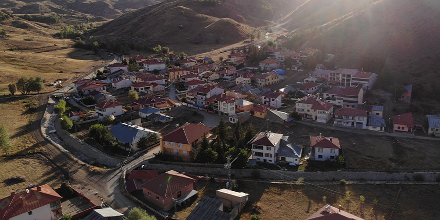 Bu köydekiler sevdiklerinin isimlerini çatılara yazıyor