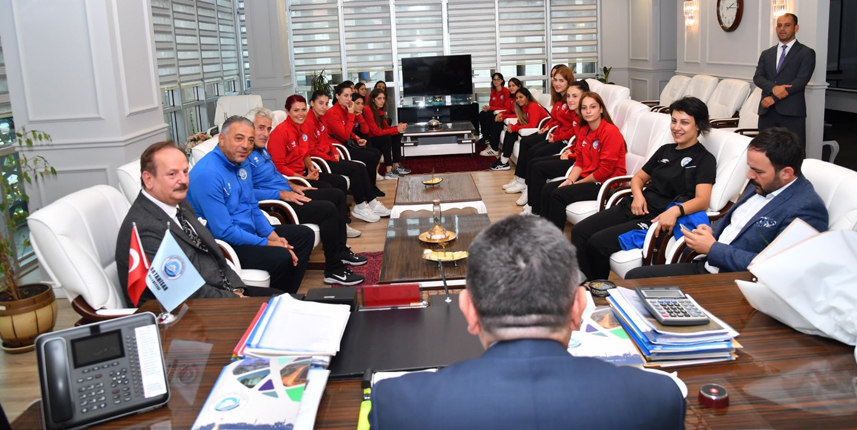 Ahmet Metin Genç, Kadın Hentbol Takımı'nı kabul etti