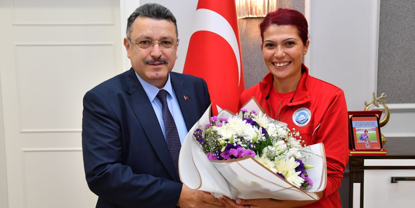 Ahmet Metin Genç, Kadın Hentbol Takımı'nı kabul etti