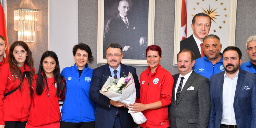 Ahmet Metin Genç, Kadın Hentbol Takımı'nı kabul etti