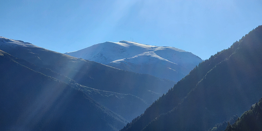 Trabzon'da güneş açtı, karlı zirveler ortaya çıktı