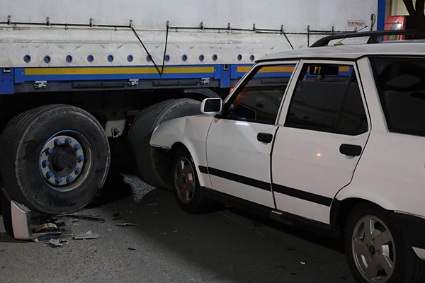 Kocaeli'de arızalanan tır caddeye daldı! Biri Trabzon plakalı 7 araca çarptı