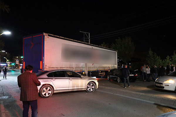 Kocaeli'de arızalanan tır caddeye daldı! Biri Trabzon plakalı 7 araca çarptı