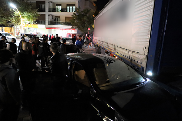 Kocaeli'de arızalanan tır caddeye daldı! Biri Trabzon plakalı 7 araca çarptı