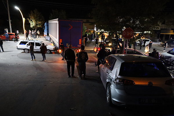 Kocaeli'de arızalanan tır caddeye daldı! Biri Trabzon plakalı 7 araca çarptı