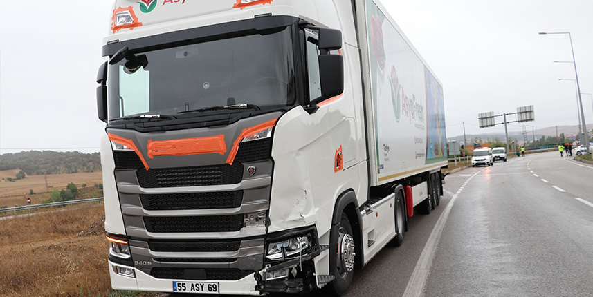 Samsun'da tırla çarpışan otomobildeki 2 kişi yaralandı