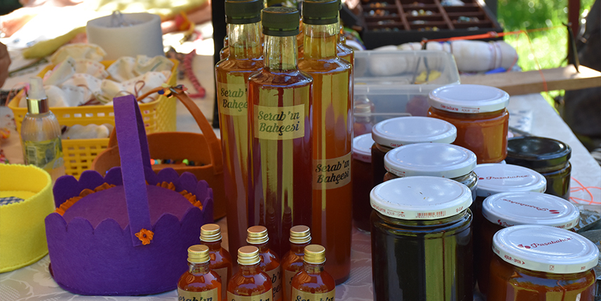 Trabzon'da kadınlar, evlerinde ürettikleri çeşitli ürünleri "Mor Pazar"da tüketiciyle buluşturdu