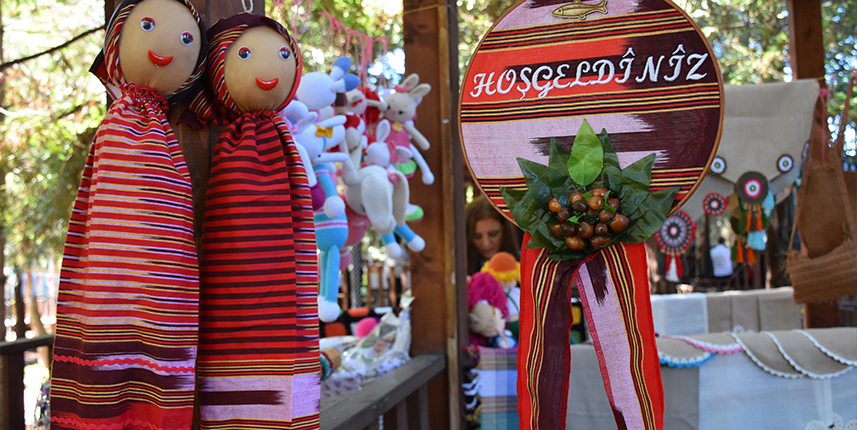 Trabzon'da kadınlar, evlerinde ürettikleri çeşitli ürünleri "Mor Pazar"da tüketiciyle buluşturdu