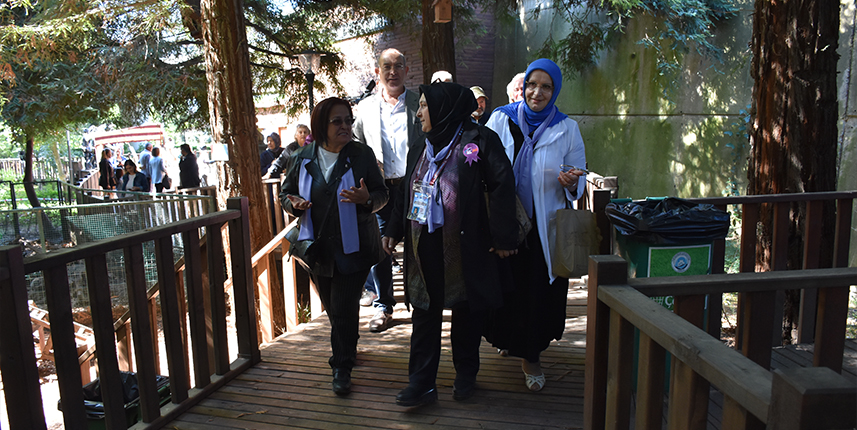 Trabzon'da kadınlar, evlerinde ürettikleri çeşitli ürünleri "Mor Pazar"da tüketiciyle buluşturdu