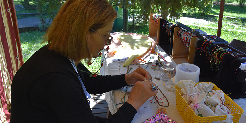 Trabzon'da kadınlar, evlerinde ürettikleri çeşitli ürünleri "Mor Pazar"da tüketiciyle buluşturdu