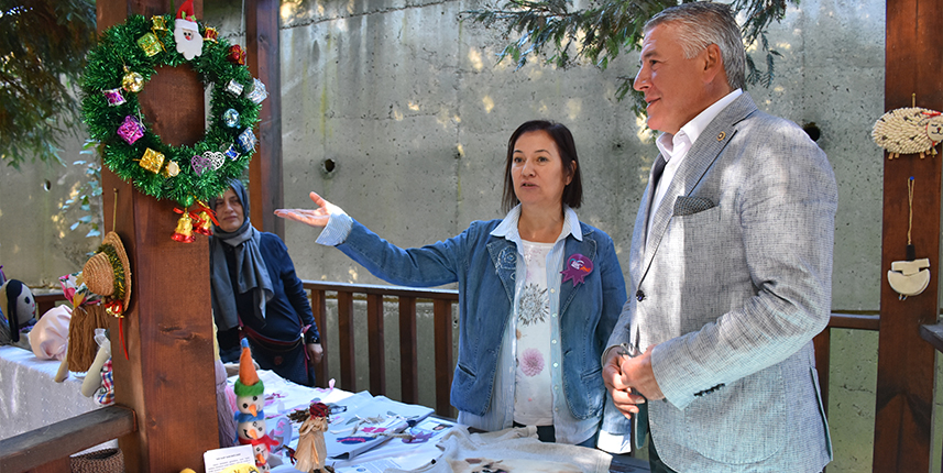 Trabzon'da kadınlar, evlerinde ürettikleri çeşitli ürünleri "Mor Pazar"da tüketiciyle buluşturdu