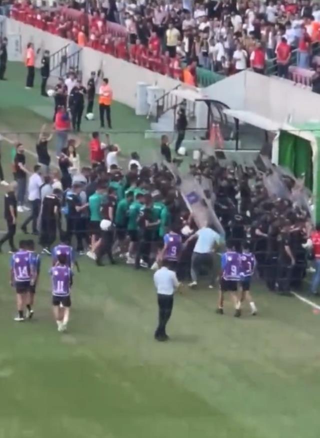 Terör örgütü paçavrası açtılar! Soruşturma başlatıldı