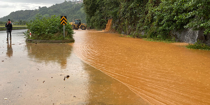 Rize'yi şiddetli yağış vurdu