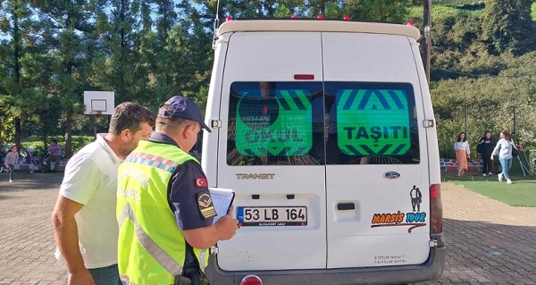 Rize'de jandarmadan okul servislerinde denetim (2)