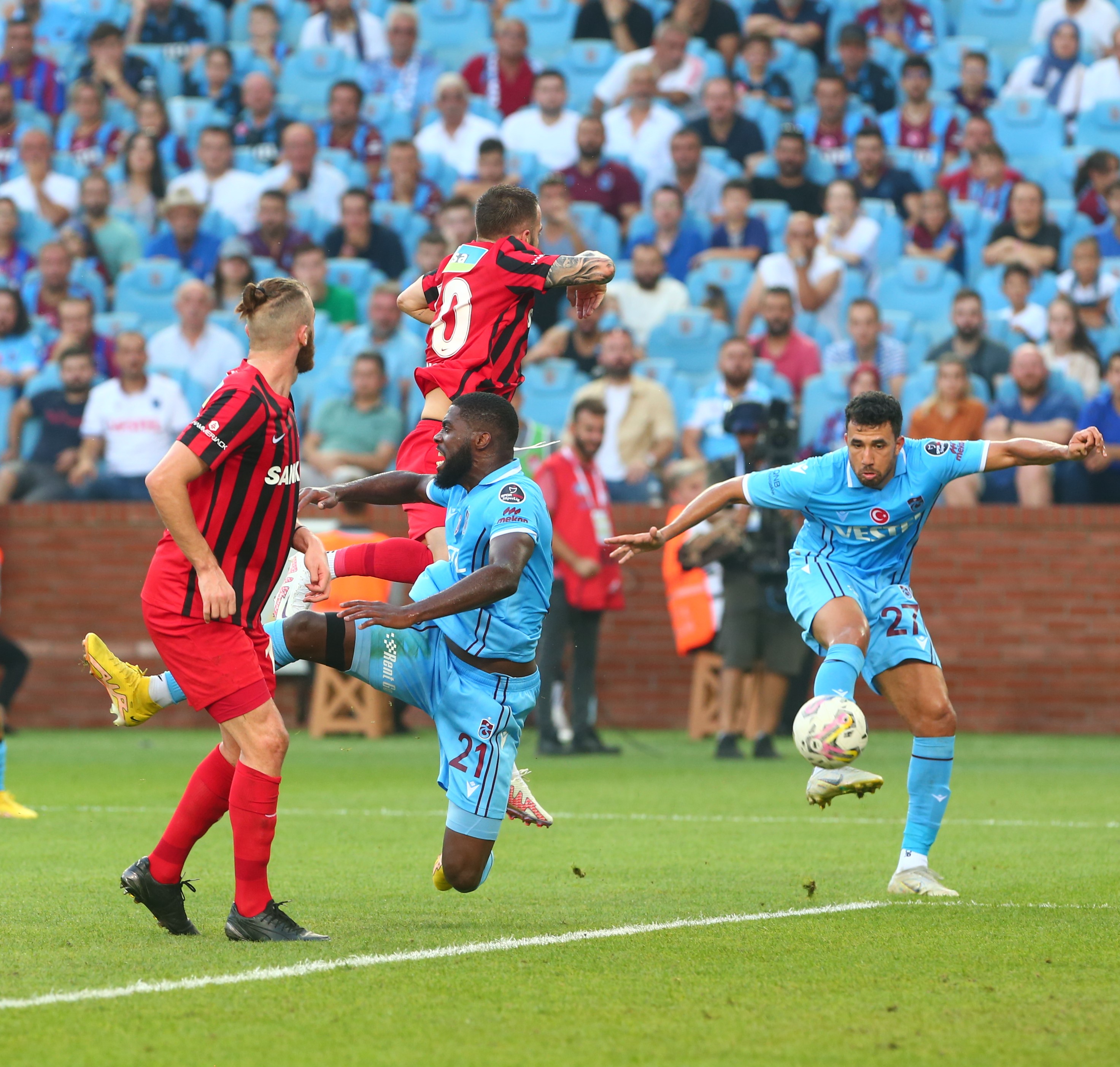 Avcı kararı verdi! Trabzonspor'un savunma planı belli oldu