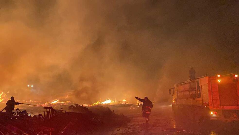 Mersin'de palet fabrikasında korkutan yangın! Söndürme çalışmaları sürüyor