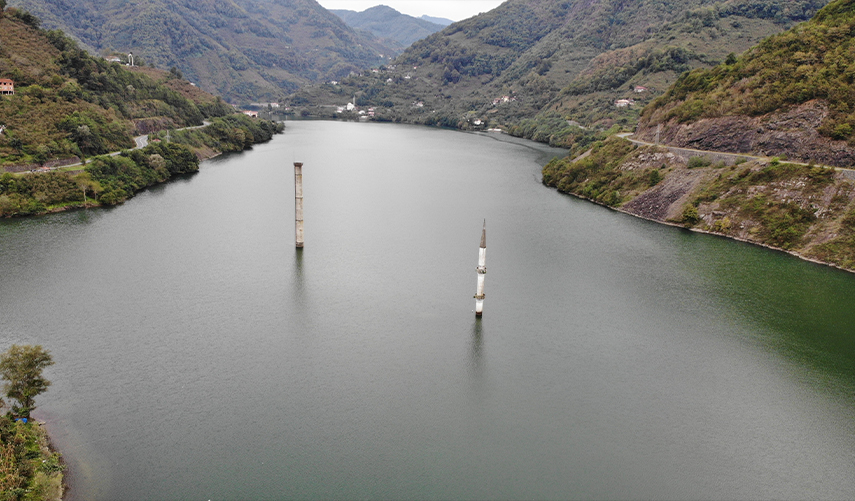 Artvin'de etrafı sularla çevrili çay fabrikası dikkat çekiyor 