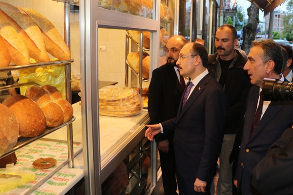 AA-20221004-29068305-29068303-TICARET_BAKANI_MEHMET_MUS_TRABZONDA_BAZI_ILCELERDE_ZIYARETLERDE_BULUNDU