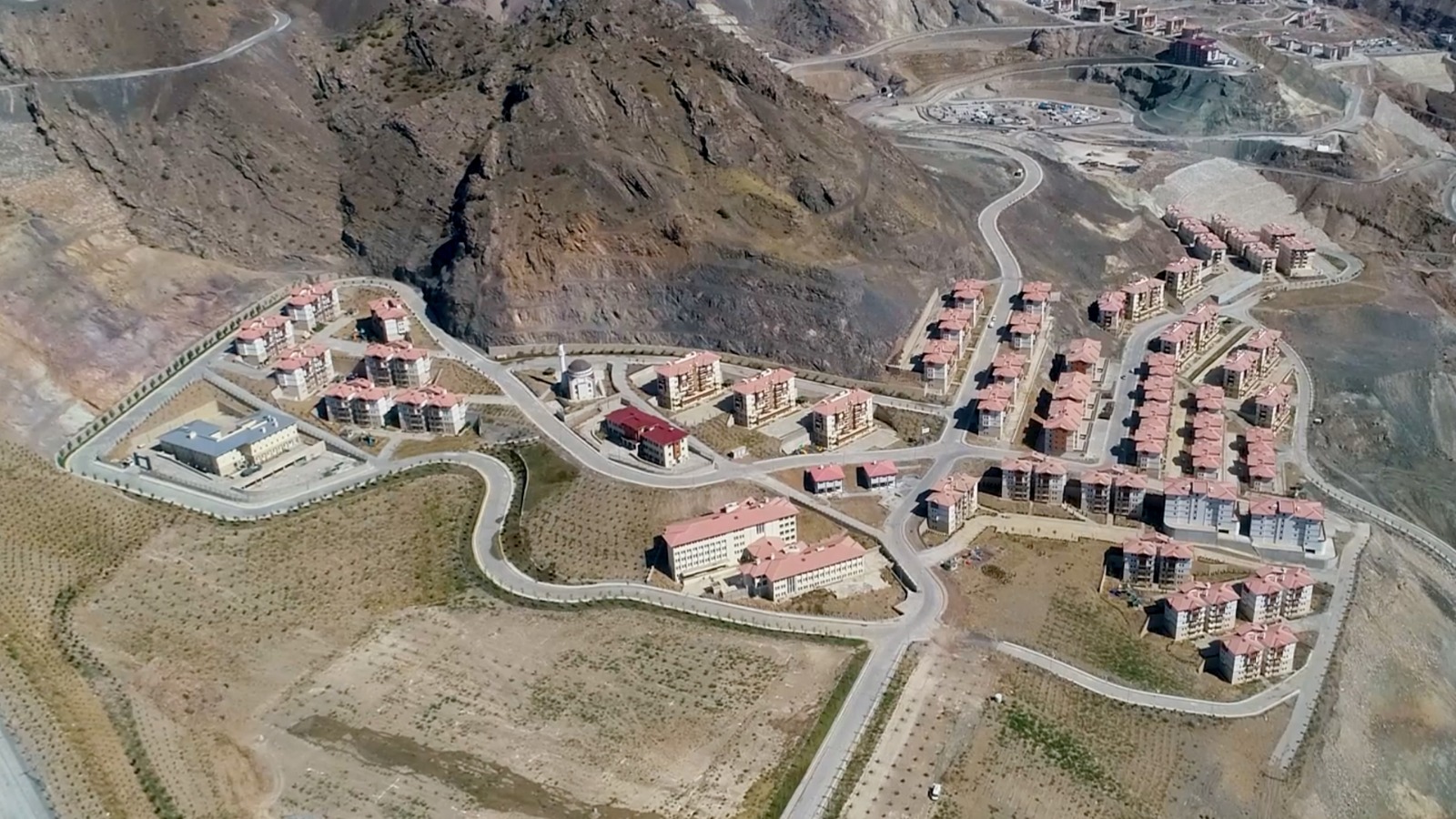 Artvin'de baraj nedeniyle su altında kalacak ilçe yeni yerine taşınmaya başladı